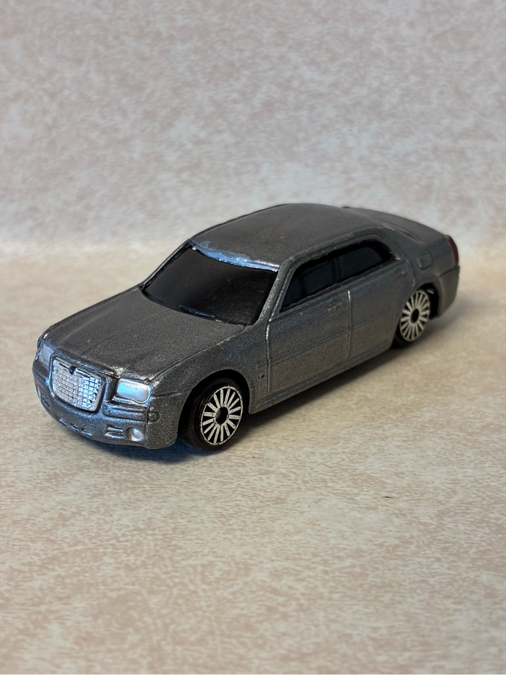 #5 Maisto Muscle Machines 2005 Chrysler 300C HEMI Gray 1:64 Diecast Car